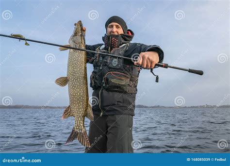 Feliz Pescador Con Un Gran Pez De Lucio Pesca En Barco Imagen De