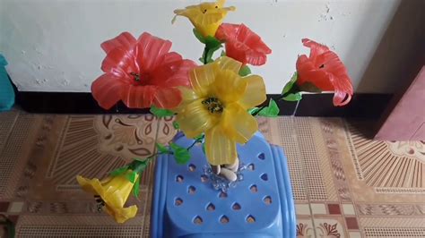 Bila dibandingkan dengan bunga yang asli, bunga dari sedotan ini lebih tahan lama asalkan jangan disimpan di tempat yang terkena paparan sinar matahari karena akan membuat warnanya memudar. ide kreatif bunga dari sedotan - YouTube