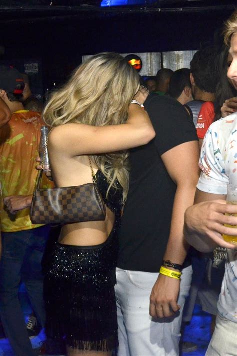 Bruna assumiu relacionamento com enzo celulari recentemente. Esquentou! Enzo Celulari e Veridiana Freitas trocam beijos ...