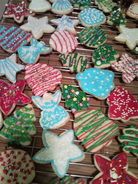Corn syrup makes the icing shiny and increases the viscosity. Let's do Christmas: Cookie icing (that hardens)