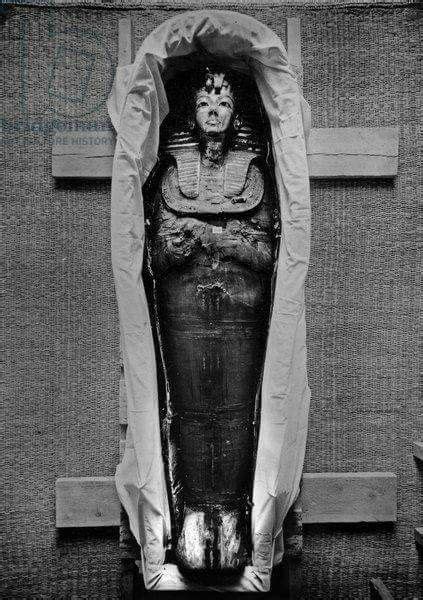the mummy of king tut before deciphering its coils and still masking it 1922 ancient history
