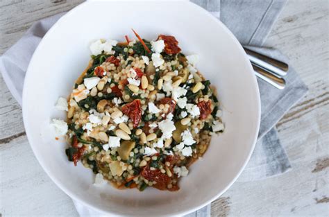 Bak de stukjes paprika even aan in een hete pan. Parelcouscous met spinazie, tomaat en feta - Healthtastic