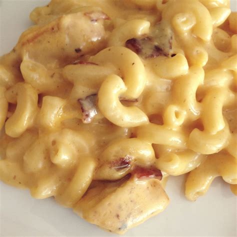 Add blanched broccoli or wilted spinach to bulk it up and serve as a main dish or a side dish. Chicken Bacon Macaroni and Cheese | Macaroni and cheese ...