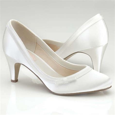 Questi bel paio di scarpe da sposa hanno piattaforma che rende la parte anteriore dei piedi confortevole per. Scarpe basse da sposa (Foto) | NanoPress Donna