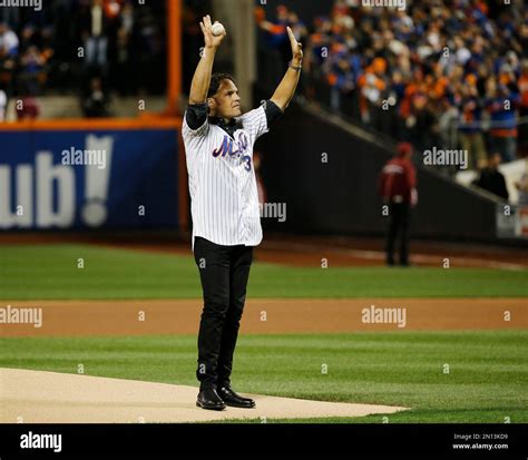 New York Mets Hall Of Famer Mike Piazza Prepares To Throw Out The