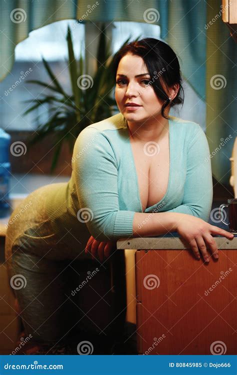 jeune belle femme au foyer sexy dans la cuisine image stock image du cuisine indoors 80845985