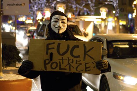 Pour Dénoncer Les Bavures Des Anonymous Hackent Des Sites De La Police