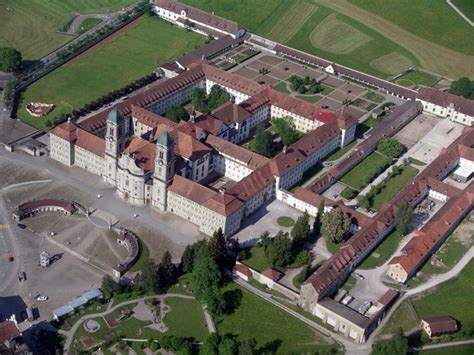 Das kloster einsiedeln ist eine traditionsreiche benediktinerabtei, das zuhause von rund fünfzig mönchen, der bedeutendste wallfahrtsort der schweiz. Klosterkirche Einsiedeln - Männerchor Rüti