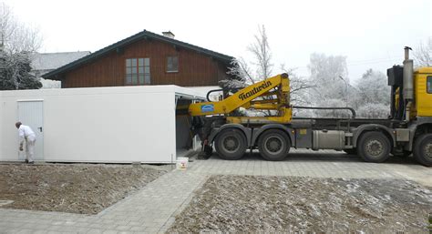 Ansicht der außenwand unserer fertiggarage mit einer optik, die von einer gemauerten garage kaum zu unterscheiden ist. #Betonfertiggarage #Fertiggarage #Anlieferung | Garage