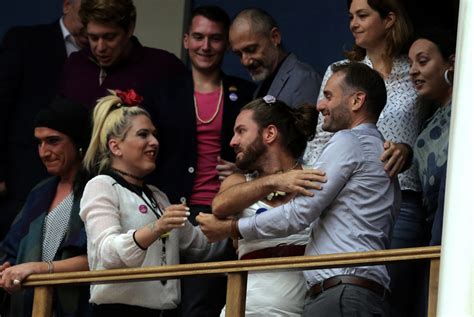 Πολιτική, οικονομία, κόσμος, σπορ, υγεία, πολιτισμός, media, βίντεο. Ταυτότητα φύλου: Στα θεωρεία της Βουλής μέλη της ΛΟΑΤΚΙ ...