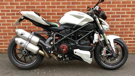 Het is wellicht niet helemaal ons merk, maar daar wij liefhebber zijn van alle gave tweewielers konden wij deze ducati streetfighter 1098 s echt niet laten staan. Ducati 1098 Streetfighter, www.ridersmotorcycles.com, stk ...
