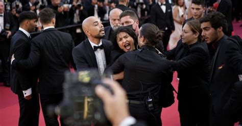 Une Femme Se Déshabille Lors Dune Manifestation Sur Le Tapis Rouge à Cannes Nouvelles Du Monde