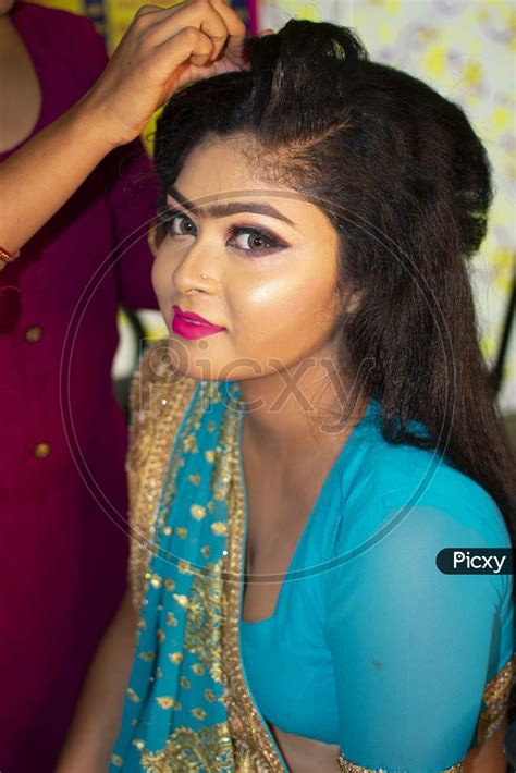 Image Of A Indian Girl With Beautiful Dress In A Beauty Parlour Ae132100 Picxy