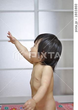 裸で遊ぶ女の子の写真素材 PIXTA