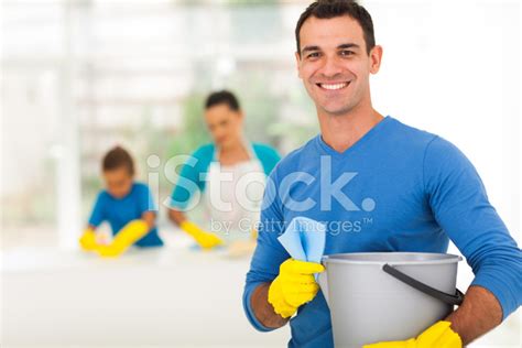 Foto De Stock Hombre Feliz Inicio De Limpieza Con Familia Libre De