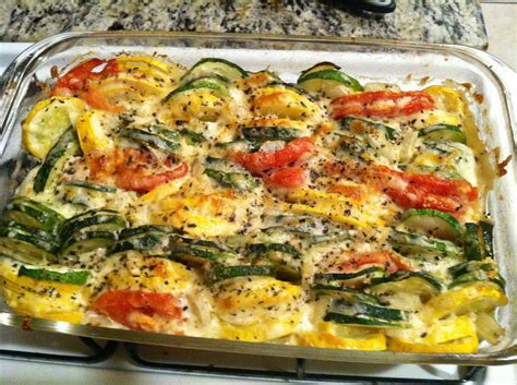 Crustless zucchini pie or slice. Appetizing squashes with tomatoes and cheese | How to eat ...