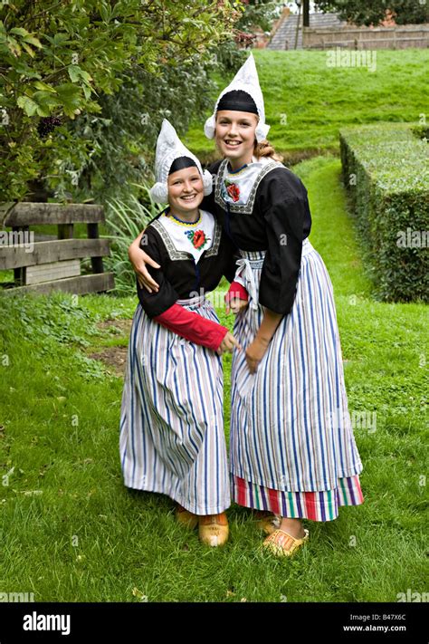 dos muchachas vestidas con el traje tradicional holandés zuiderzeemuseum enkhuizen holanda