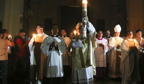 Durante el sábado santo la iglesia permanece en silencio junto al sepulcro del señor, meditando su pasión y su muerte, su descenso a los infiernos y esperando con maría, la. Sábado Santo: Vigilia Pascual | Conferencia Episcopal de ...