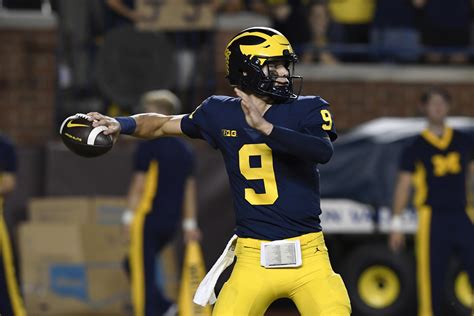 J.J. McCarthy becomes QB1, No. 4 Michigan tops Hawaii 56-10 | AP News
