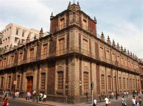 El 18 de julio de 1872, víctima de una angina de pecho, falleció el licenciado benito juárez, figura fundamental en la historia de méxico. Visita los palacios de la Ciudad de México de noche - Aquí ...