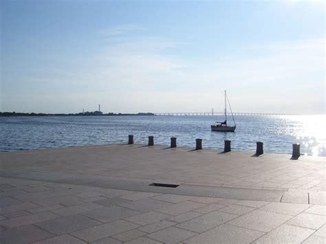 Då ingår hamnplats med vatten och el samt en plats på land (ospecificerad). Öresundsbron från Västra hamnen - Malmö, Skåne, Sverige ...