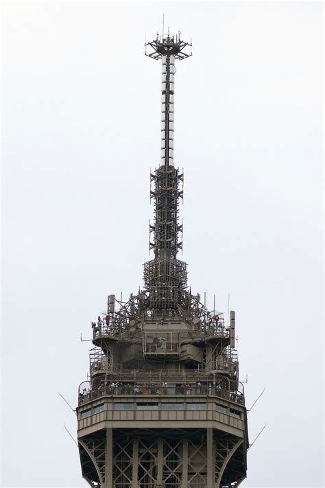 Tour Eiffel le sommet 08-2015 (cropped) - Tour Eiffel — Wikipédia
