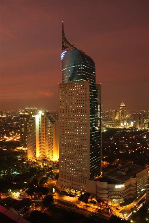 Menatap ke langit di malam hari yang cerah yang di penuhi bintang bintang adalah hal yang sangat menakjubkan membuat kita sadar akan betapa kecilnya kita foto 6 keindahan foto langit malam hari yang tidak akan terlupakan. Butterfly Production: Jakarta Indah di Malam Hari