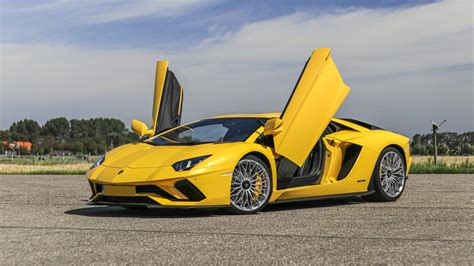 Lamborghini has spent decades as the purveyor of droolworthy supercars that are more commonly seen on bedroom posters than actual roads. Lamborghini Aventador huren - Buena Vida Supercar Verhuur