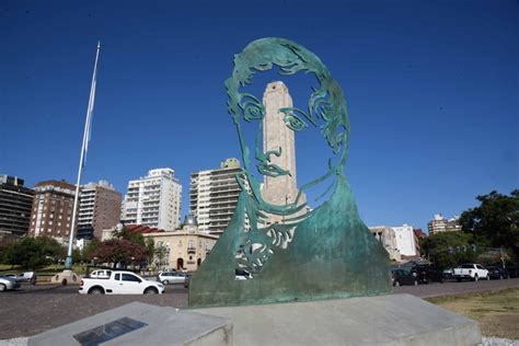 Bandera de argentina ideó una escarapela con los colores celeste y blanco, como distintivo para los soldados. Manuel Belgrano y un concurso para niñas y niños | Entre Notas