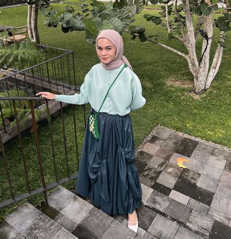 9 Outfit Hijab Ala Yure Zalina Cocok Untuk Ke Wisuda Teman