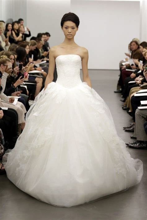 This straight or column silhouette demonstrated in the oscar de la renta wedding dress, also referred to as a sheath, tends to hug the body and show any and all of your curves. A simple guide for different Wedding Dress Styles