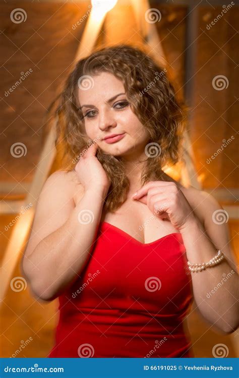 ritratto di giovane attrice sexy che posa sul fondo della s d ardore immagine stock immagine