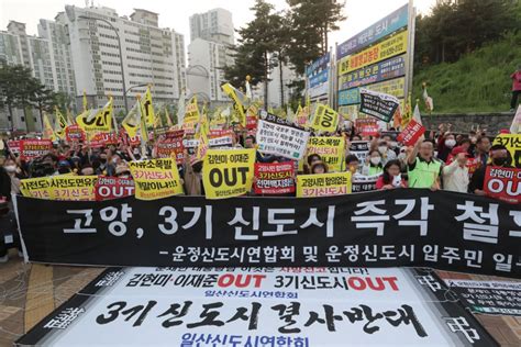 판교신도시 동탄1신도시 동탄2신도시 한강신도시 운정신도시 광교신도시 양주신도시 위례신도시 고덕국제신도시 검단신도시 면적(㎢) 8.9 9.0 24.0 11.7 16.6 11.3 11.2 6.8 13.4 11.2 수용인구(천명) 88 126 286 167 217 78 163 110 140 184 인구밀도(인/ha) 98 139 119 146 130 69 146 163 104 164 3기 신도시, 새로운 패러다임으로 지어라 - 시사저널