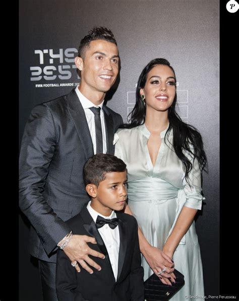 Cristiano Ronaldo pose torse nu avec son fils Cristiano Jr presque aussi musclé que lui à