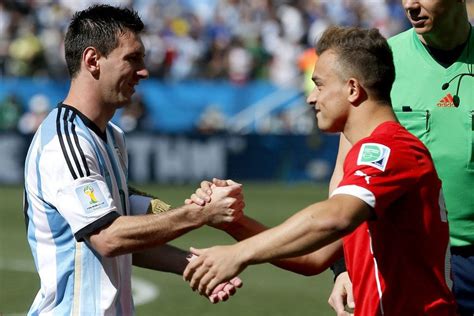 Die ganz große intensität ist momentan nicht drin. Lionel Messi saluda a Xherdan Shaqiri | World football ...