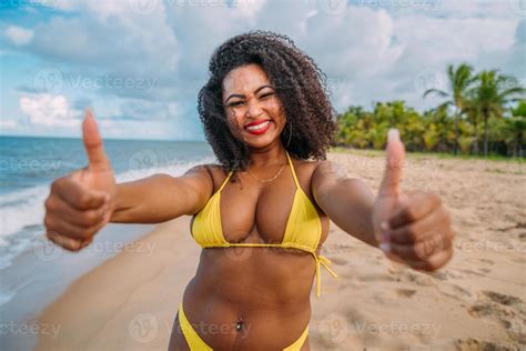 belle femme latino américaine en bikini sur la plage jeune femme