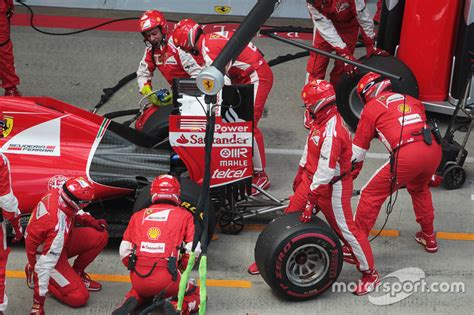 Elle a pris au fil des ans une dimension mondiale et elle est, avec les jeux olympiques et la coupe du monde de football. Sebastian Vettel, Ferrari SF15-T effectue une long arrêt aux stands, la roue arrière droite ...