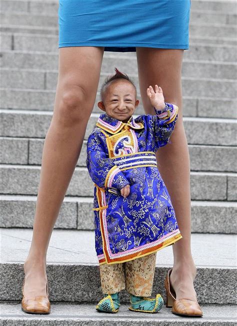 world s smallest man woman with the world s longest legs the wondrous