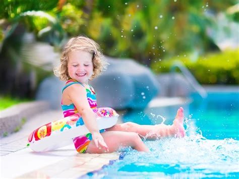 5 mókás és könnyű játék, amivel úszni taníthatjuk a gyerekünket | Nők Lapja