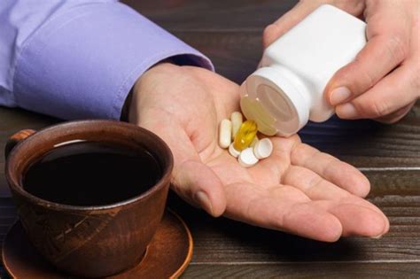 Berbahayakah Minum Obat setelah Menikmati Kopi? Begini Kata Dokter