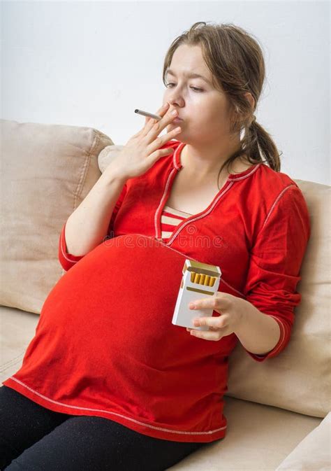 Rauchen in Der Schwangerschaft Schwangere Frau Hält Zigarette in Der