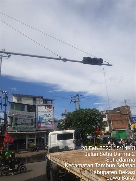 Lampu Merah Mati Ke Sambar Petir Buat Macet Perempatan Jalan Legenda