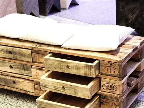 Auch zeitschriften und bücher lassen sich gut in dem überstehenden palettenraum unterbringen. Möbel und Einrichtungsideen aus Paletten