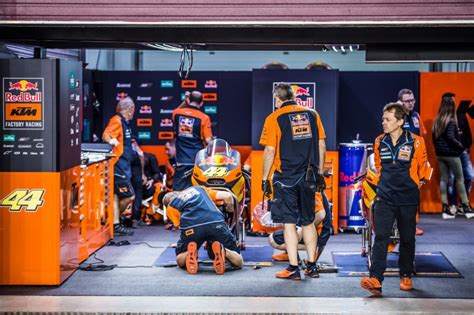 Whats It Like In A Motogp Pit Box Ktm Blog