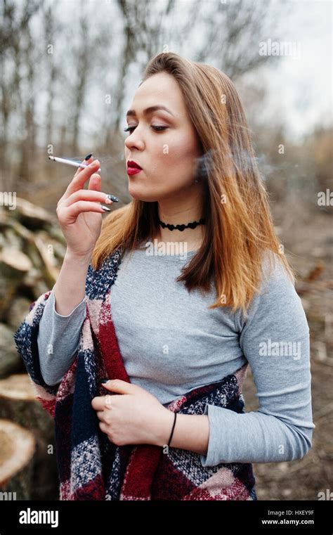 Junges Mädchen Rauchen Zigarette Im Freien Hintergrund Holz Stümpfe