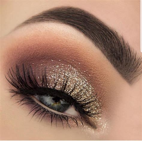 Bronze eyeshadow makeup look & tutorial. Golden glitter eye look | Christmas eye makeup, Blue eye makeup tutorial, Eye makeup