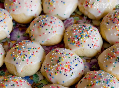 Lemon thumbprint cookies are a holiday staple! Lemon Egg Biscuits | Recipe in 2019 | Italian christmas ...