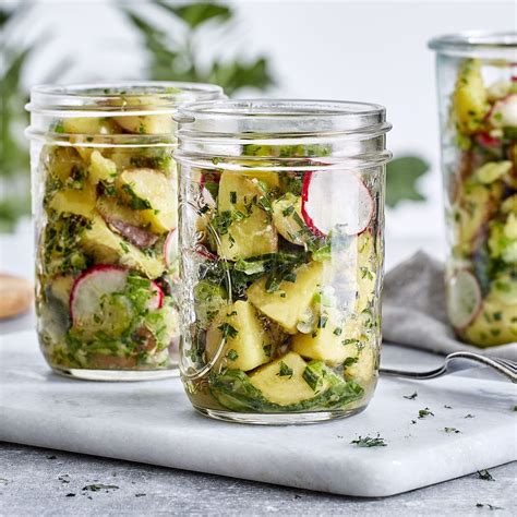 Kartoffelsalat mit Essig - Öl -Vinaigrette und frischen Kräutern