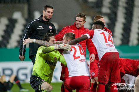 Die essener konnten das spiel in der verlängerung für sich entscheiden. DFB-Pokal: Rot-Weiss Essen - Bayer 04 Leverkusen (2:1 n. V ...