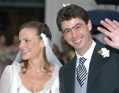 Andrea agnelli beve una birra con un'amica in mezzo a un giardino. Oggi Sposi blog: Matrimonio ANDREA AGNELLI ed EMMA WINTER ...